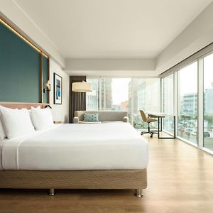 Panoramic Corner King Room City View